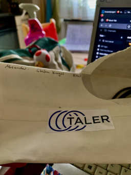 Ein Taler-Aufkleber auf einem Briefumschlag